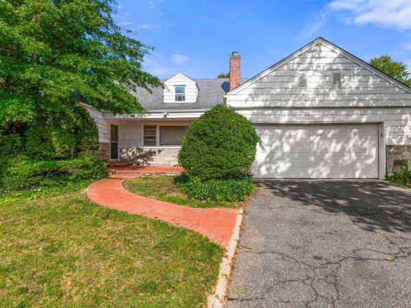 149 Lakeside Drive E, Lawrence, NY 11559