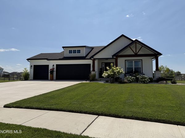 1403 Roberts Circle, Waterville, OH 43566
