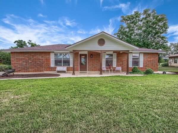 127 Hillcrest, La Vernia, TX 78121