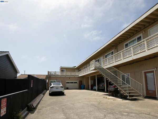 1724 Palmetto Ave, Pacifica, CA 94044