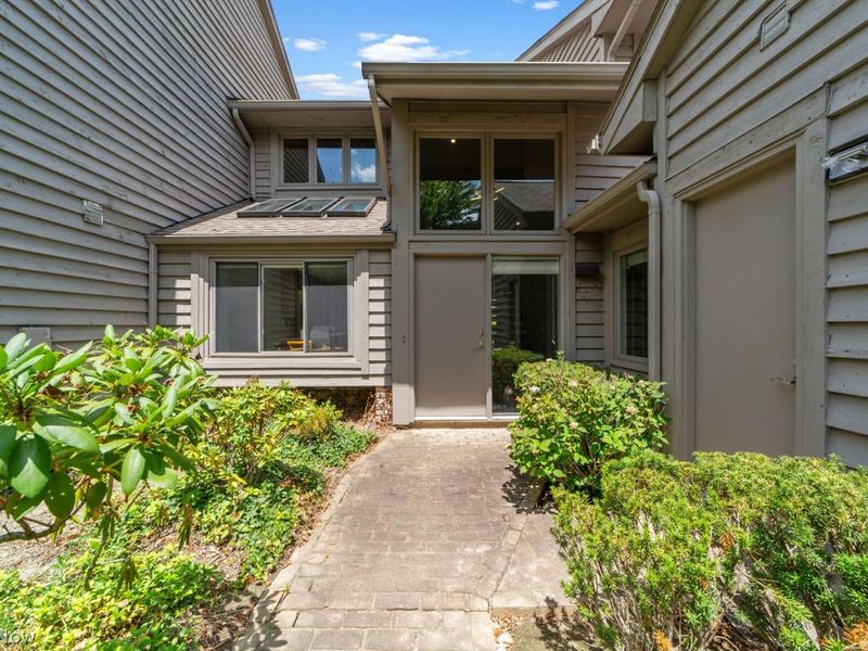 10 Nantucket Court, Beachwood, OH 44122 Photo 2