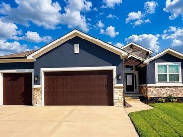 5755 Barn Hill Road, Parkville, MO 64152