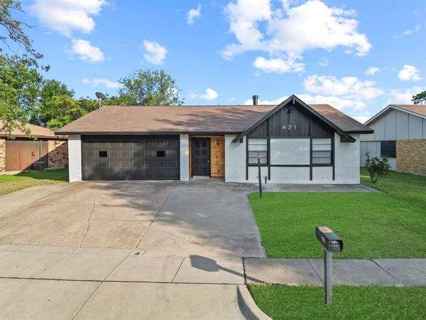 421 Parkvale Lane , Grand Prairie, TX 75052