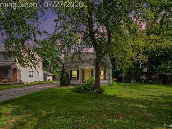 437 Hartland Drive , Troy, MI 48083