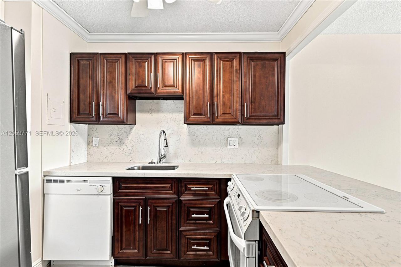 2555 NE 11 Street, Unit 510, Fort Lauderdale, FL 33304 Photo