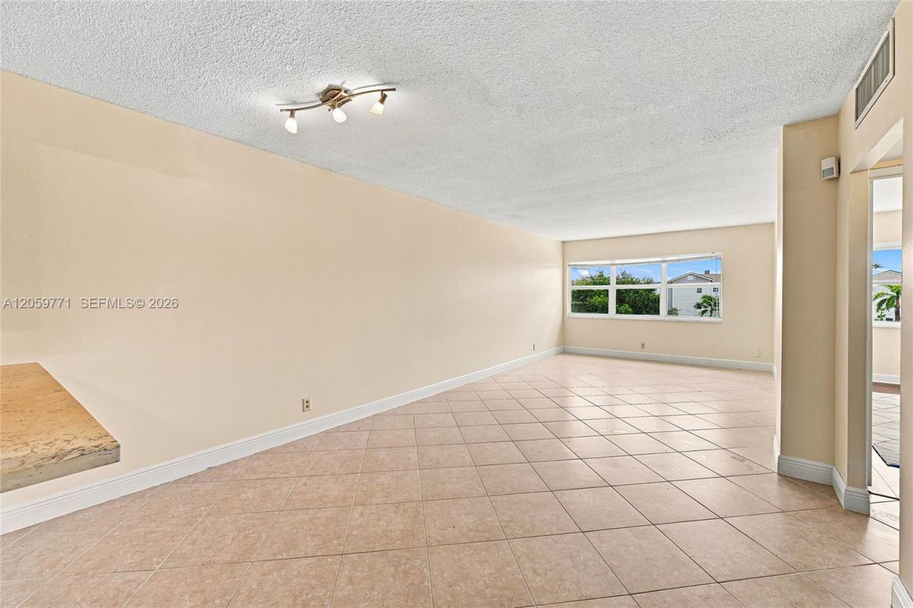 2555 NE 11 Street, Unit 510, Fort Lauderdale, FL 33304 Photo