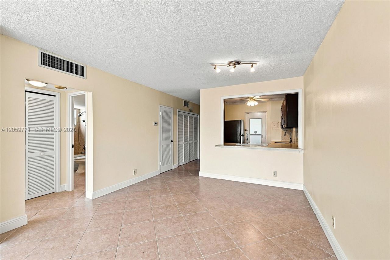 2555 NE 11 Street, Unit 510, Fort Lauderdale, FL 33304 Photo