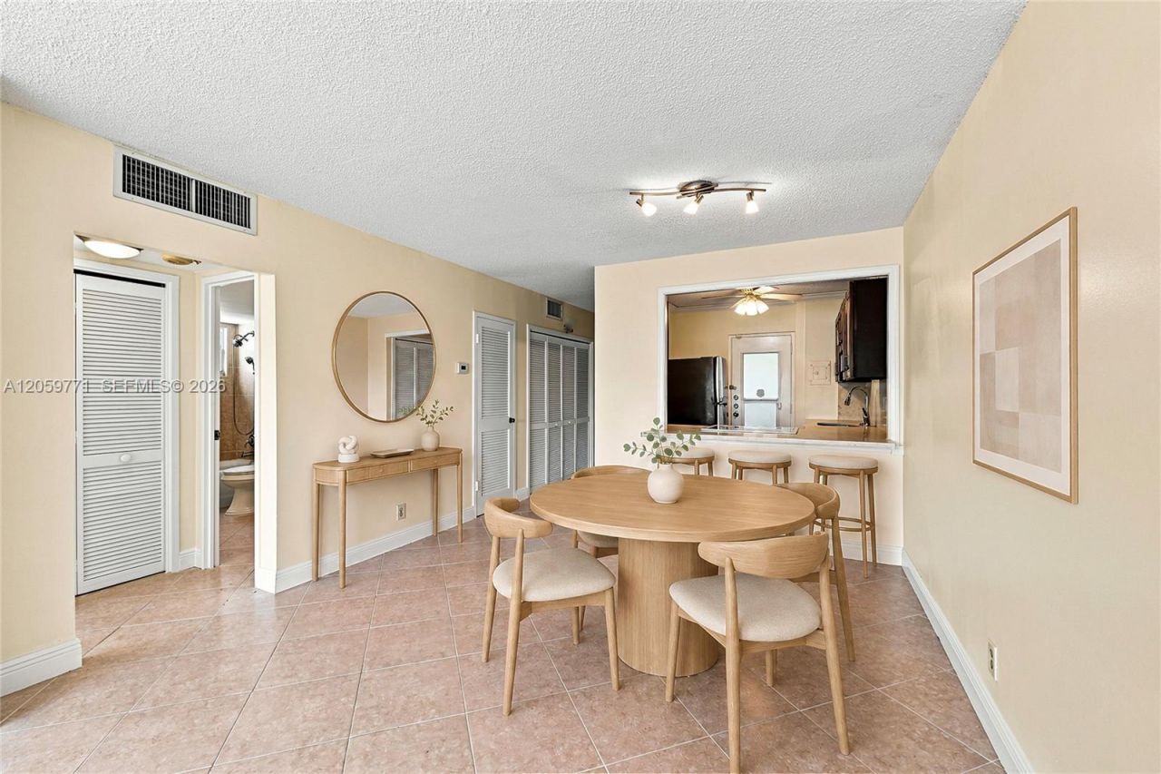 2555 NE 11 Street, Unit 510, Fort Lauderdale, FL 33304 Photo