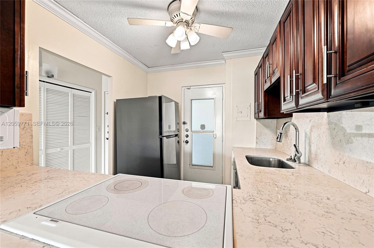 2555 NE 11 Street, Unit 510, Fort Lauderdale, FL 33304 Photo