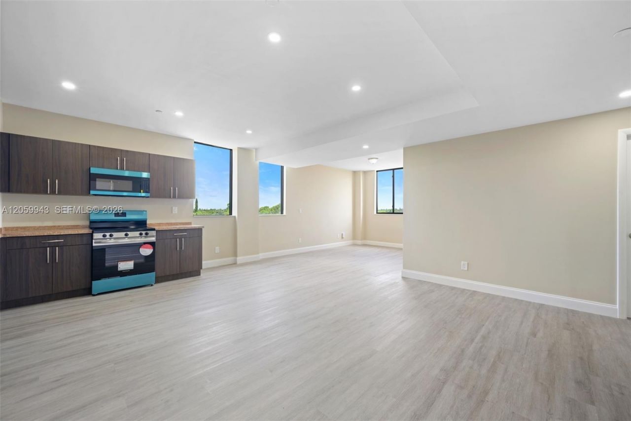 1020 NW 2 Av, Unit 401, Hallandale Beach, FL 33009 Photo
