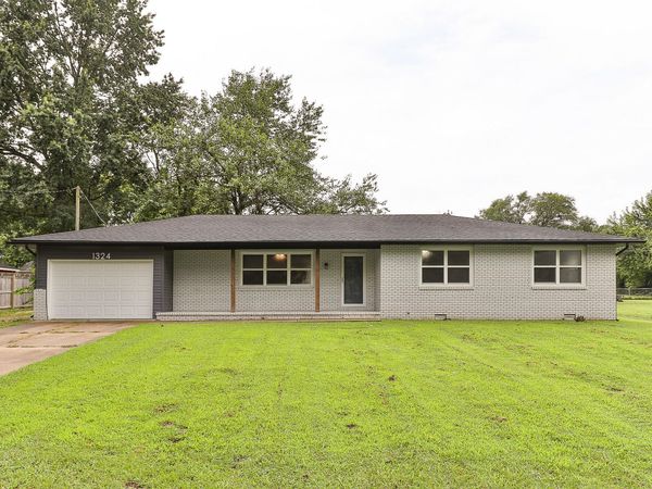 1324 E Lindon Street , Bolivar, MO 65613