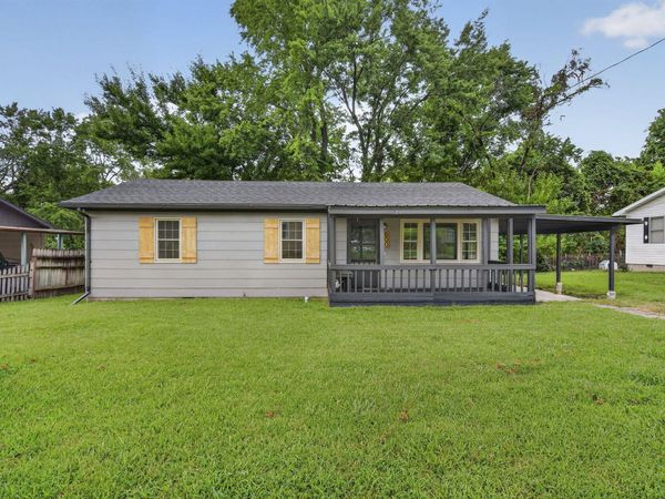600 Shelton Avenue , Ava, MO 65608