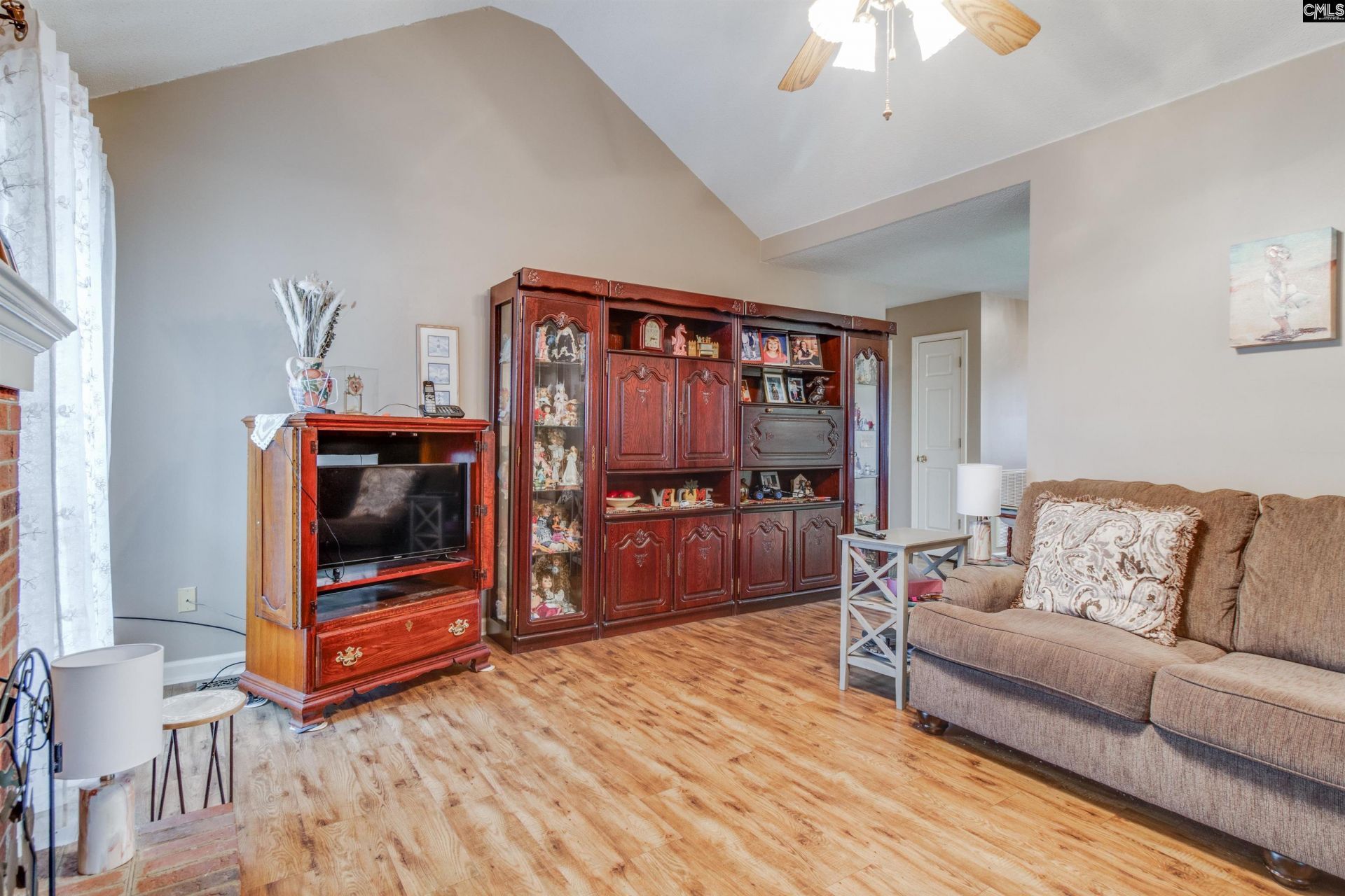 140 Charles Towne Court  Photo 4