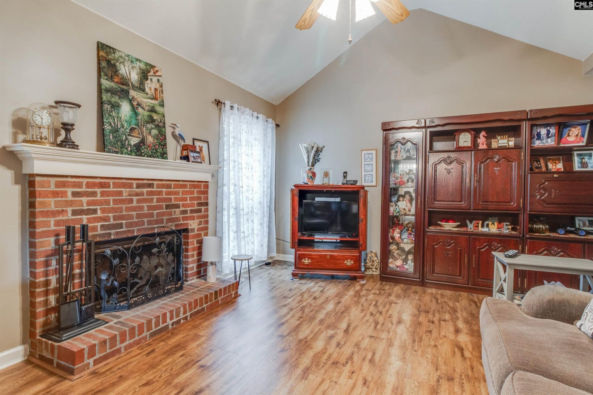 140 Charles Towne Court  Photo 5
