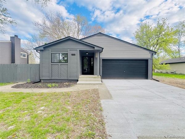 570 Hidden Ridge Drive , Troy, MI 48083