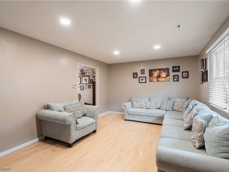 457 S Colonial Drive, Cortland, OH 44410 Photo 2