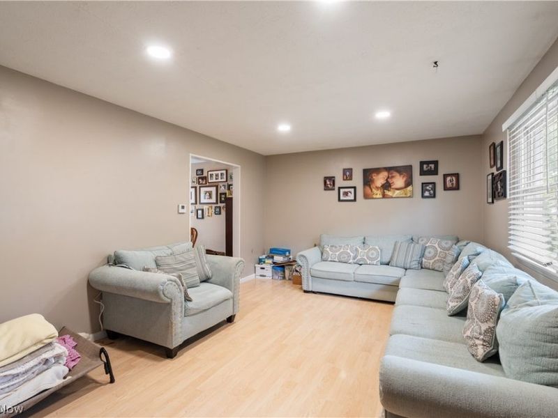 457 S Colonial Drive, Cortland, OH 44410 Photo 3
