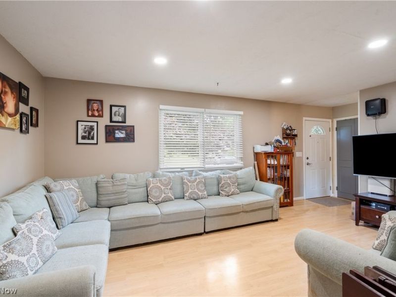 457 S Colonial Drive, Cortland, OH 44410 Photo 4