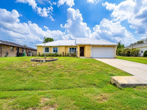 392 SE CROSSPOINT Drive, Port St. Lucie, FL 34983
