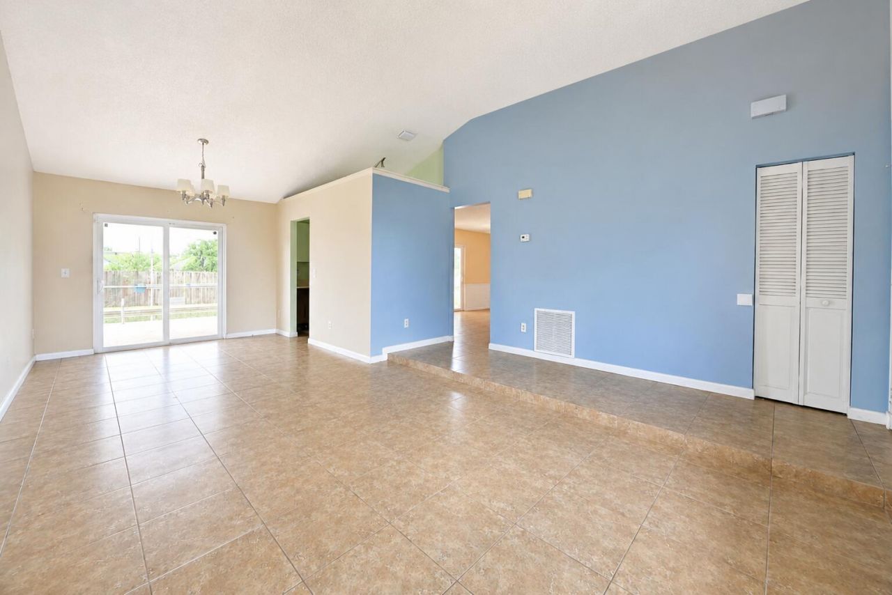 392 SE Crosspoint Drive, Port Saint Lucie, FL 34983 Photo