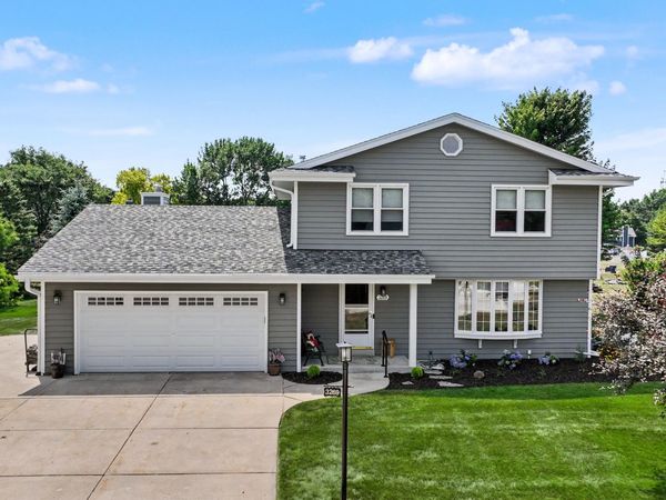 3269 E Carollton Dr, Oak Creek, WI 53154