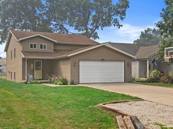 9921 271st Ave, Salem, WI 53179