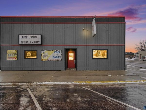 123 SW 1st St, Madison, SD 57042