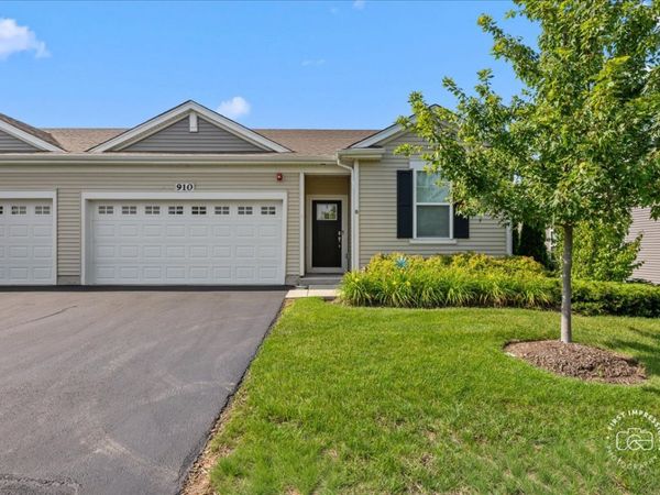 910 Darwin Street , North Aurora, IL 60542