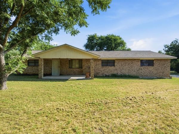 917 E Ross Avenue, De Leon, TX 76444