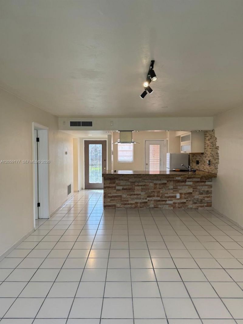 19001 NE 14th Ave, Unit 121, Miami, FL 33179 Photo