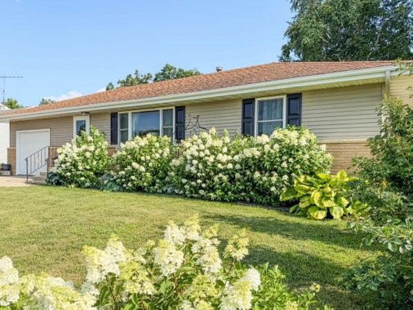 417 W 6th Avenue, Cresco, IA 52136