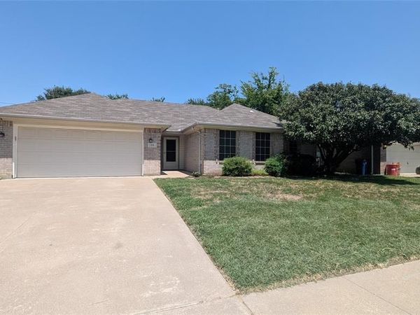 916 Heberle Drive, Burleson, TX 76028