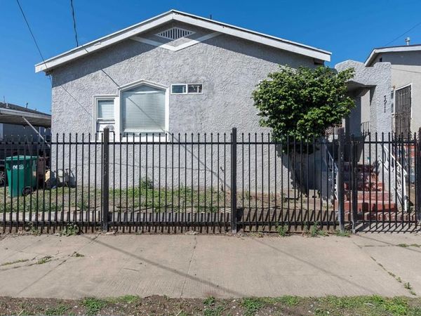 7911 Holly Street, Oakland, CA 94621
