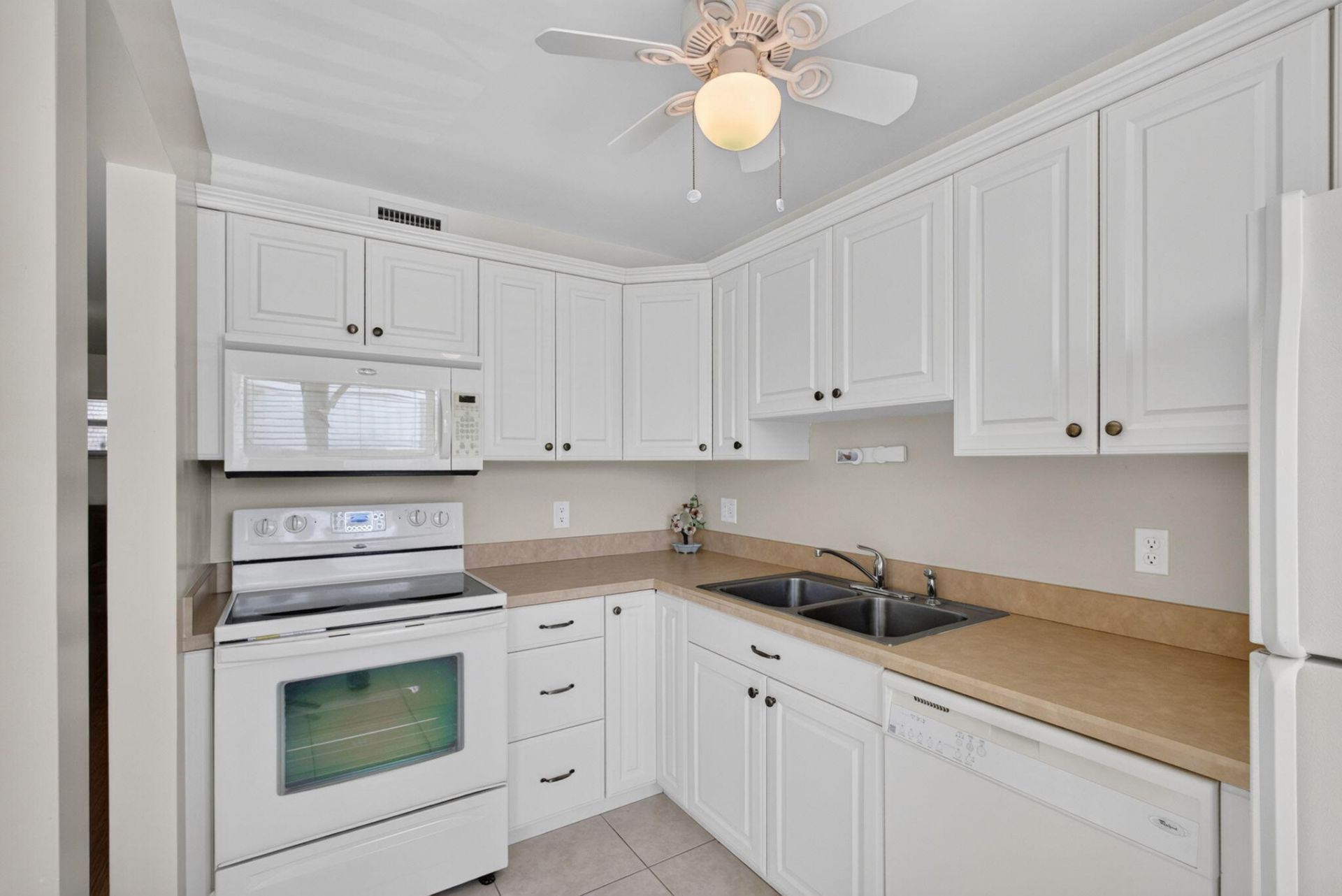 29 Colonial Club Drive, Unit 202, Boynton Beach, FL 33435 Photo