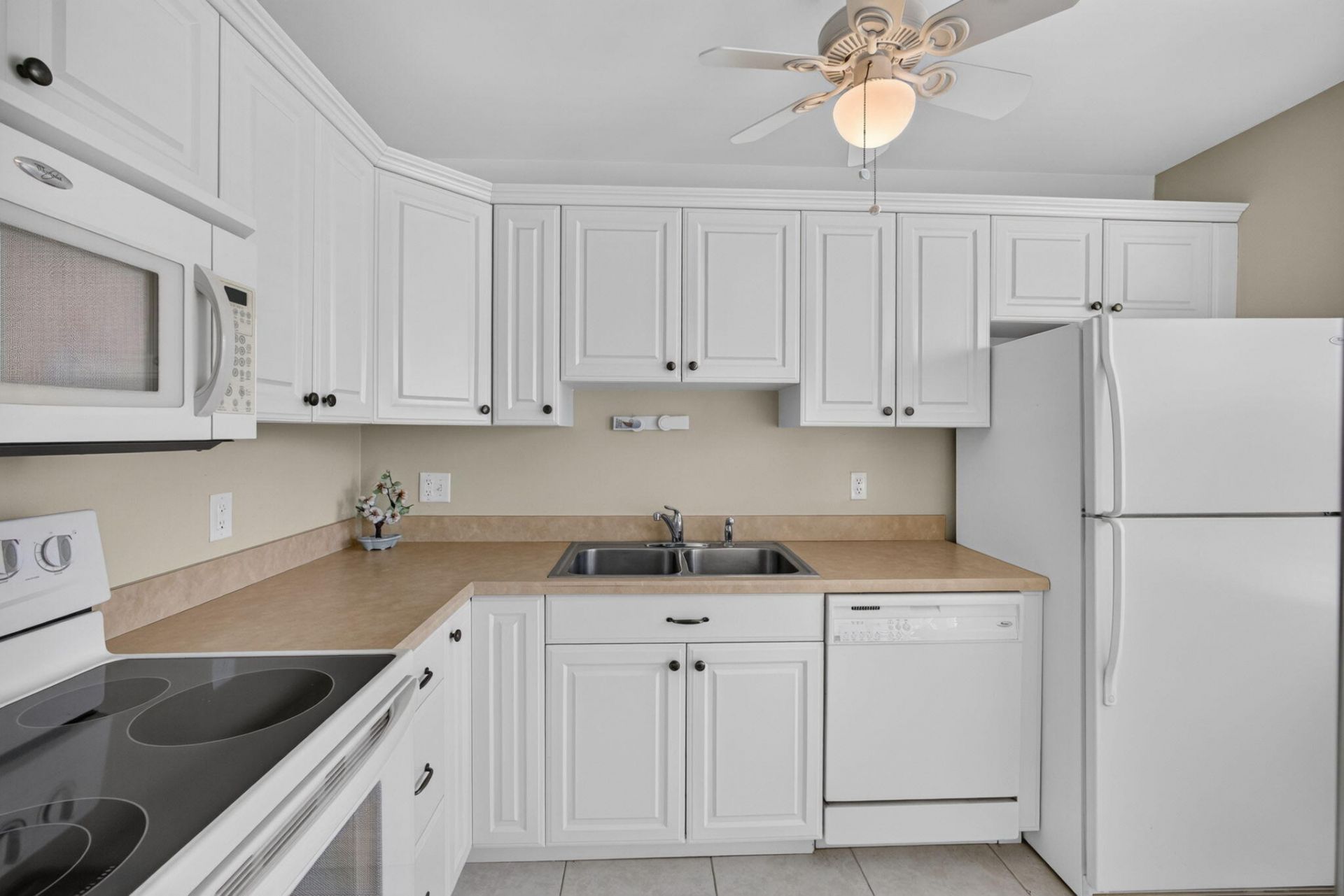 29 Colonial Club Drive, Unit 202, Boynton Beach, FL 33435 Photo