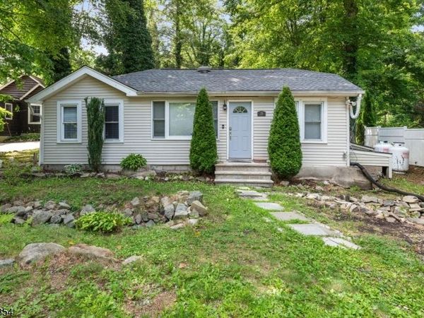 35 Bayonne Dr, West Milford, NJ 07421