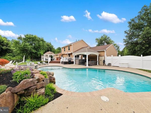 4 CASTLE COURT, BORDENTOWN, NJ 08620