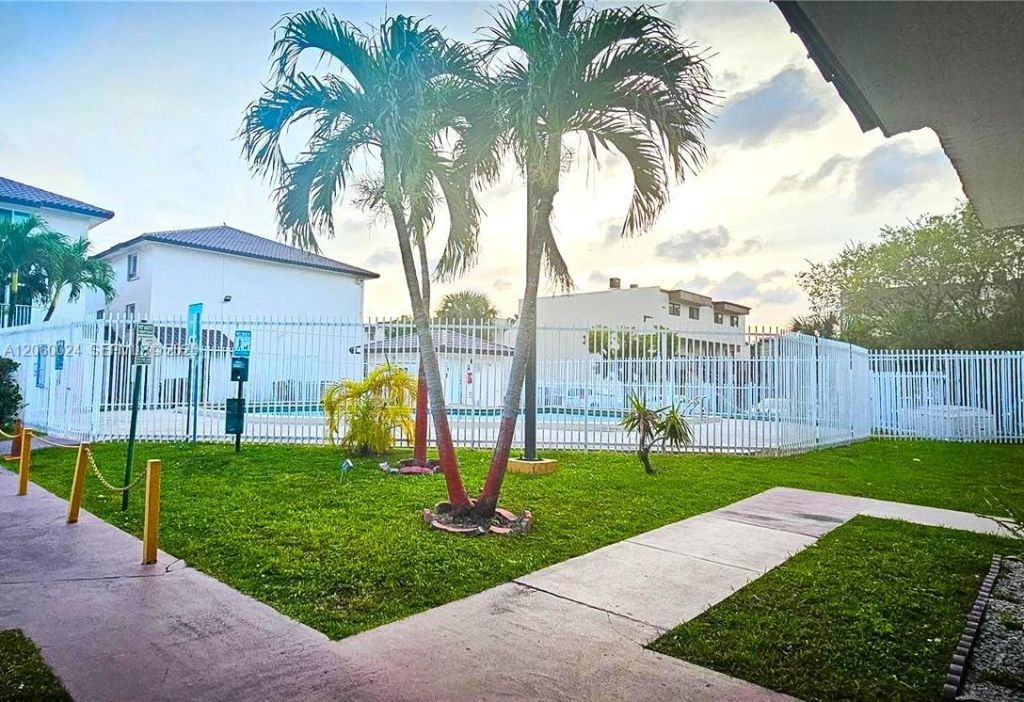 900 SW 104th Ct, Unit B-206, Miami, FL 33174 Photo