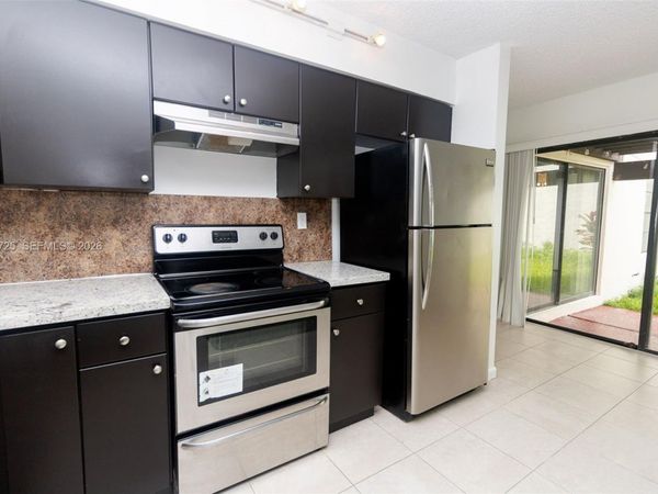 10085 NW 6th Ter, Miami, FL 33172