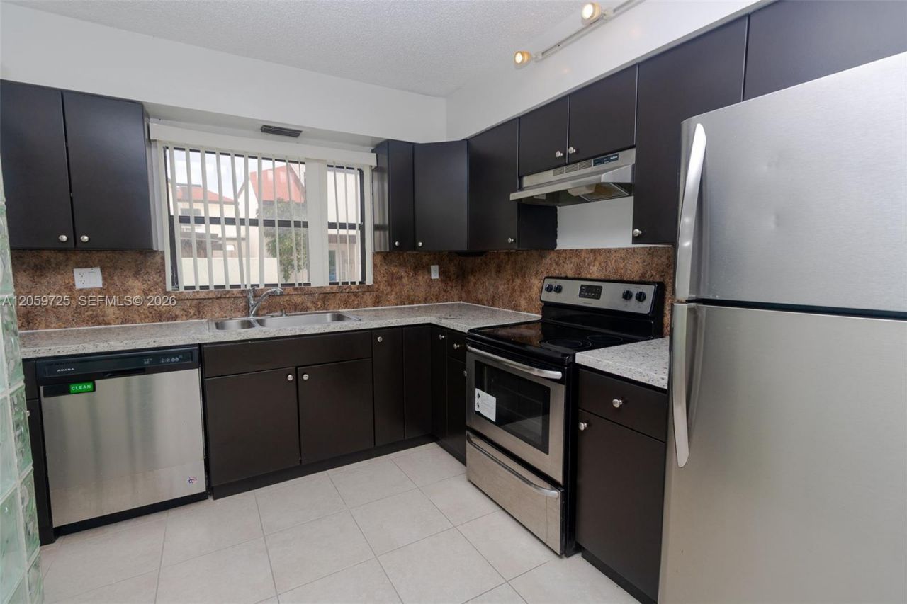 10085 NW 6th Ter, Miami, FL 33172 Photo