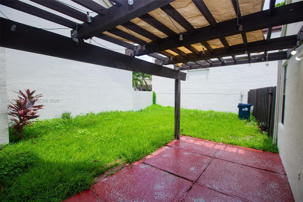 10085 NW 6th Ter, Miami, FL 33172 Photo