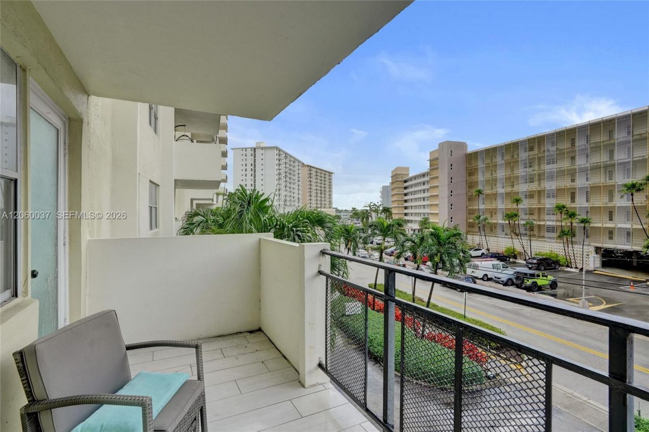 401 Golden Isles Dr , Unit 302, Hallandale Beach, FL 33009 Photo