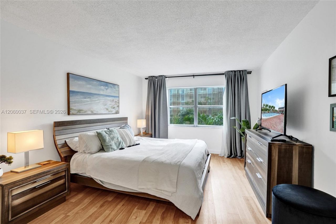 401 Golden Isles Dr , Unit 302, Hallandale Beach, FL 33009 Photo