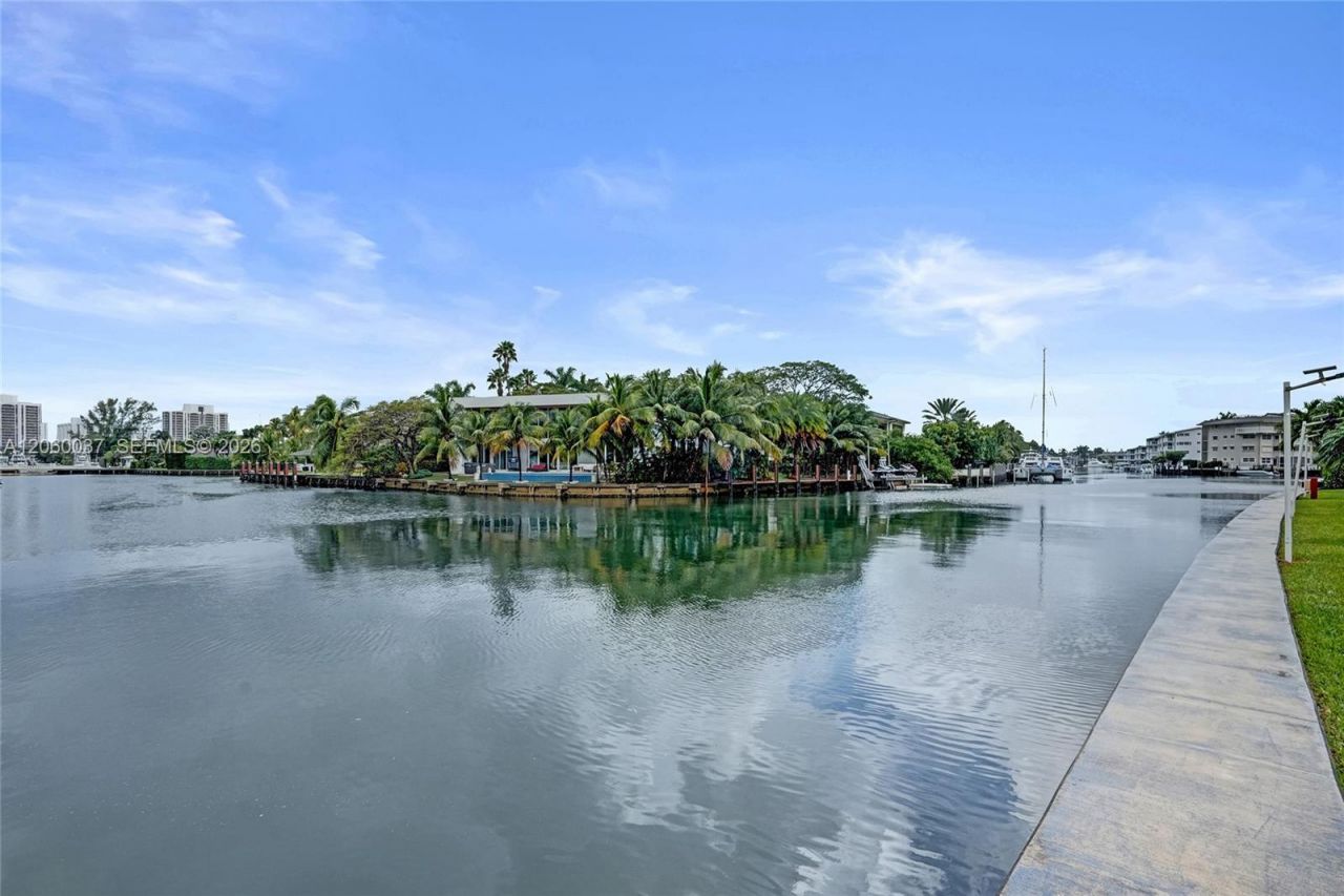 401 Golden Isles Dr , Unit 302, Hallandale Beach, FL 33009 Photo