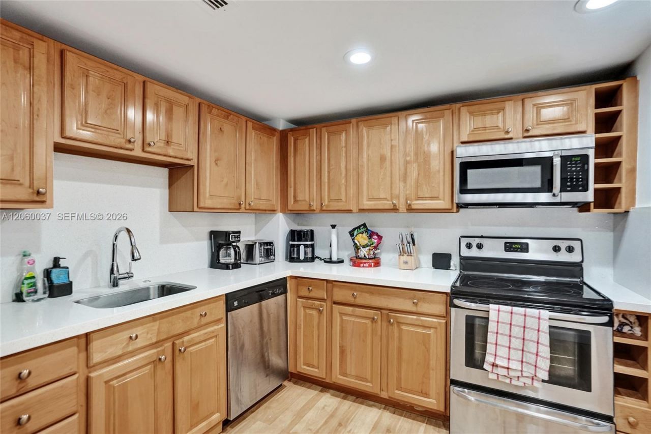 401 Golden Isles Dr , Unit 302, Hallandale Beach, FL 33009 Photo