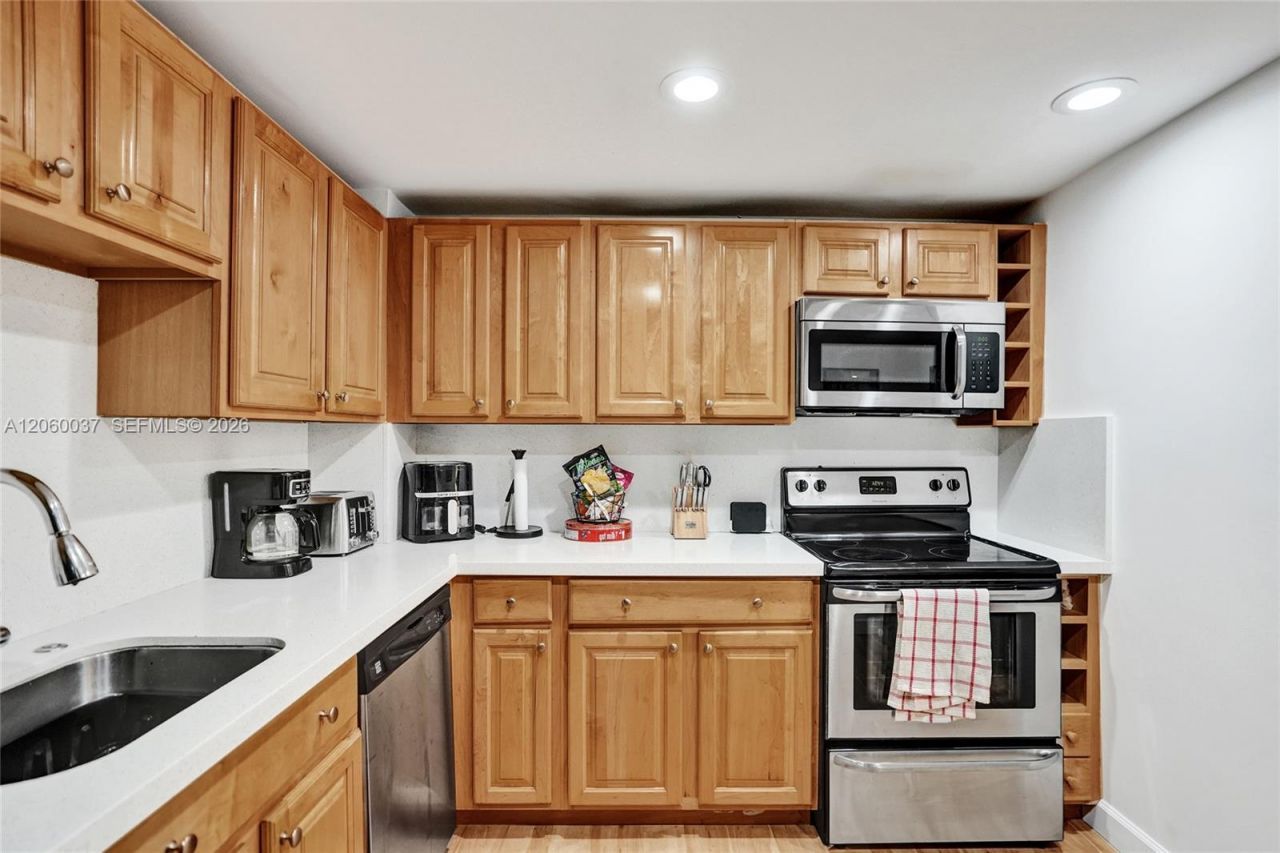 401 Golden Isles Dr , Unit 302, Hallandale Beach, FL 33009 Photo
