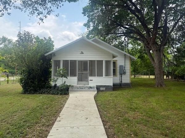 220 Main ST , Fentress, TX 78622
