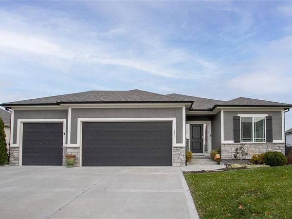 213 SW Davenport Drive, Blue Springs, MO 64014