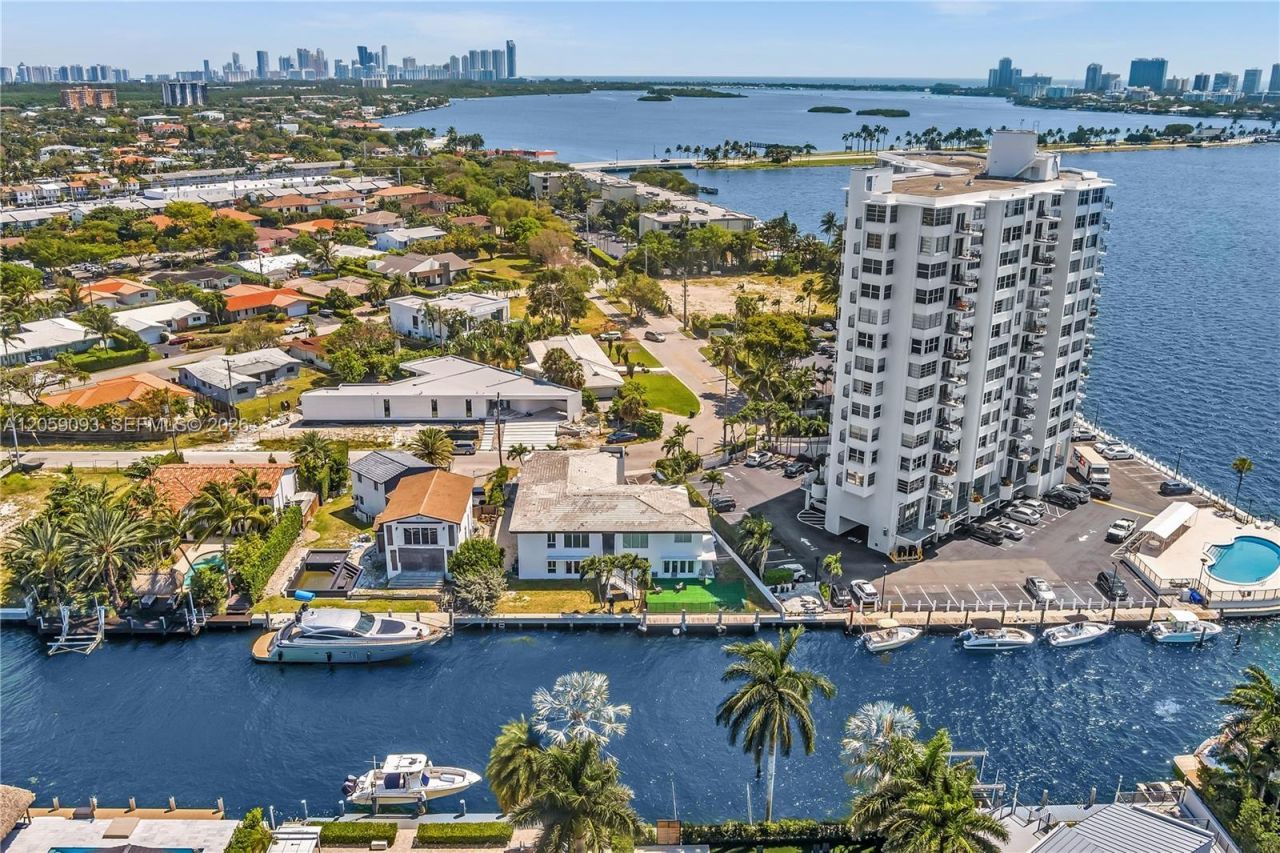 11900 N Bayshore Dr , Unit 206, North Miami, FL 33181 Photo