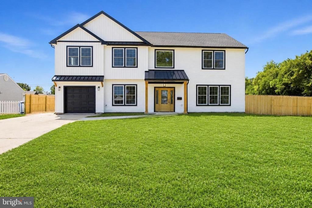 2 SCHOOLHOUSE LANE , LEVITTOWN, PA 19055